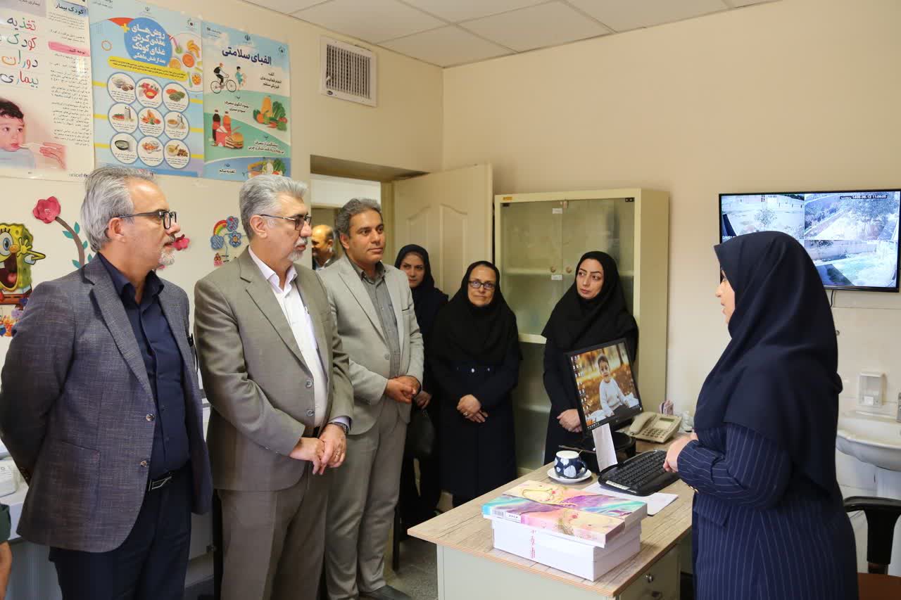 بازدید میدانی رئیس و معاونین دانشگاه علوم پزشکی همدان از خانه‌های بهداشت به مناسبت روز بهورز/ تأکید بر نقش کلیدی بهورزان در کاهش بار بیماری‌ها و ارتقای سلامت جامعه